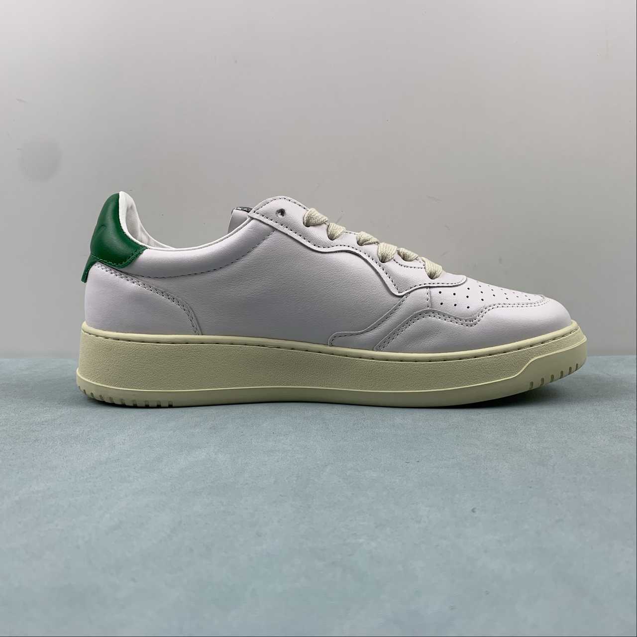 Autry Medalist Low bianca con talloncino verde