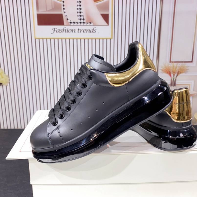 Alexander McQueen sneakers suola oversize black con tallone oro