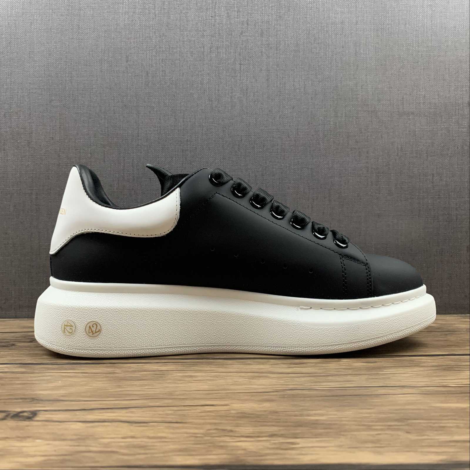 Alexander McQueen sneakers suola oversize Black/white