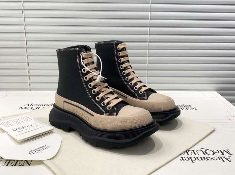 Alexander McQueen stivali tread Slick nero e rosa cipria