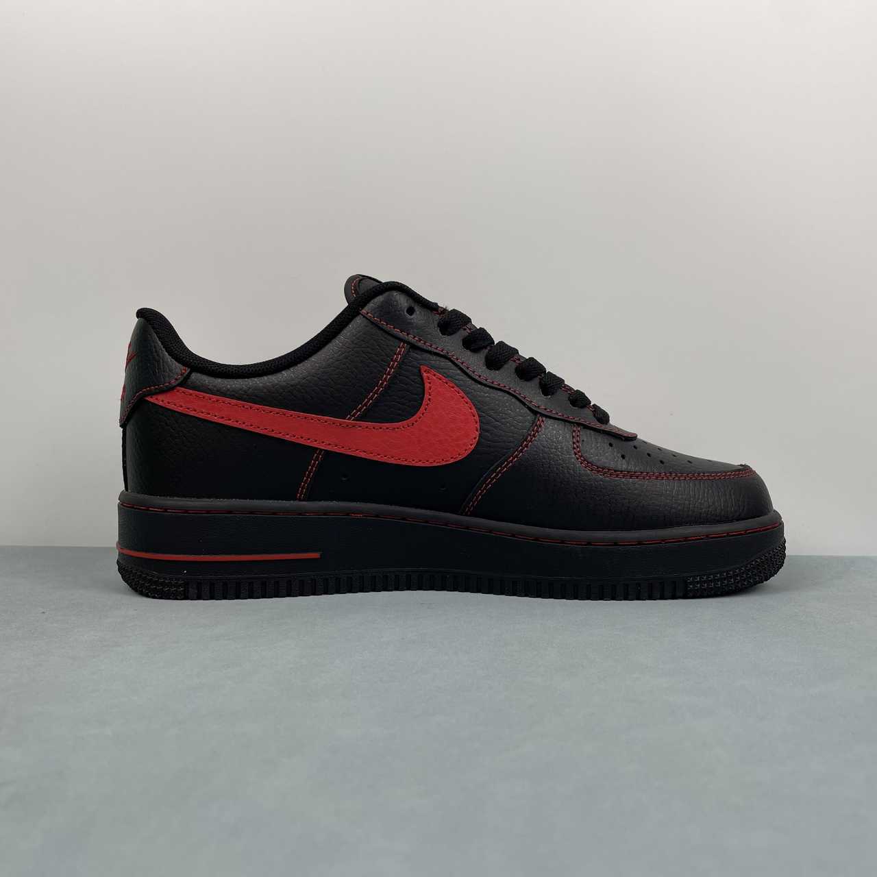 Nike Air Force 1 ’07 Low LV8  Black e University Red "BRED"