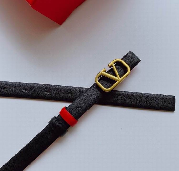 Cintura Valentino Garavani in vera pelle larghezza 2 cm.