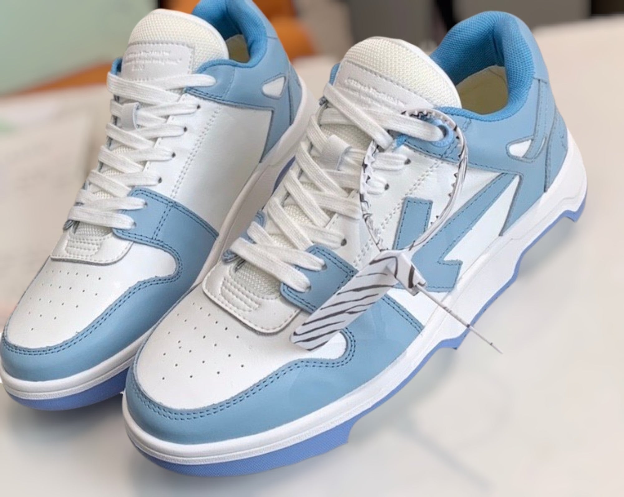 Off-White OOO Out Of Office sneakers in pelle colore celeste e bianco