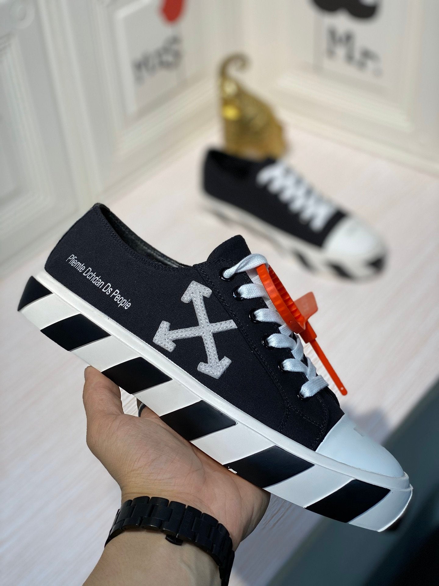 Off-White Vulcanized Low Zip Tie Black