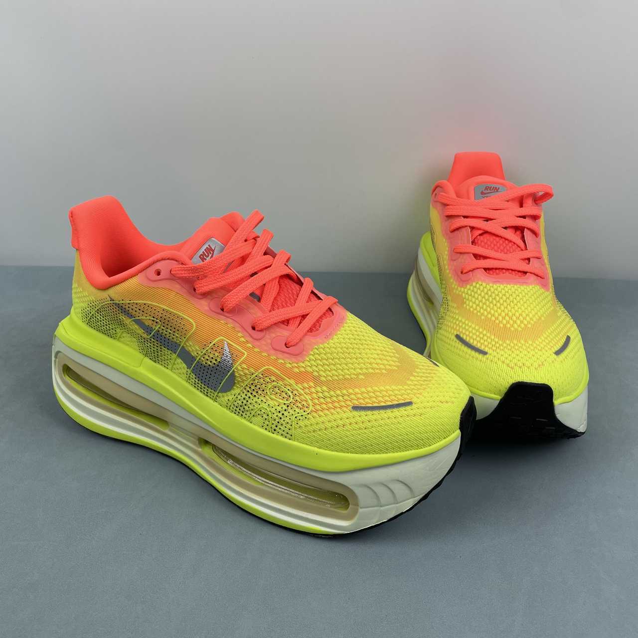 Nike Vomero Premium fluorescent green - VIBES MILANO