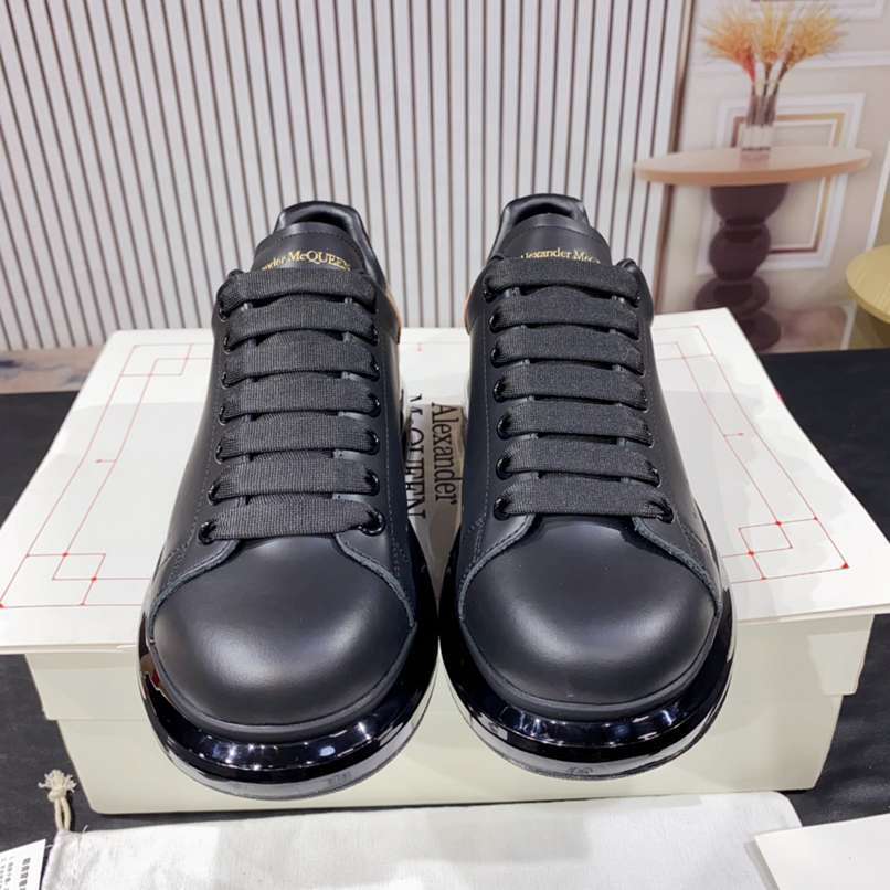 Alexander McQueen sneakers suola oversize black con tallone oro