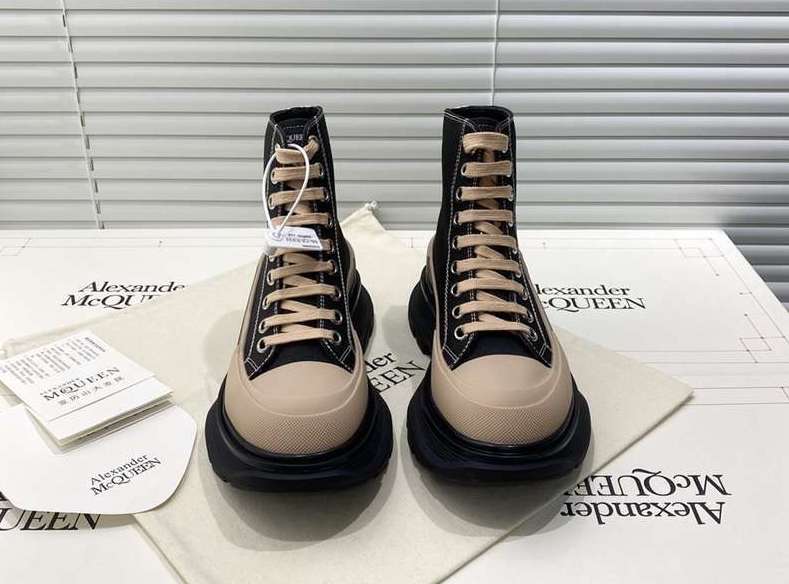 Alexander McQueen stivali tread Slick nero e rosa cipria