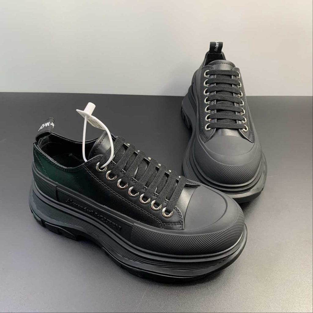 Alexander McQueen Tread Slick sneakers in tela nera con suola oversize in gomma