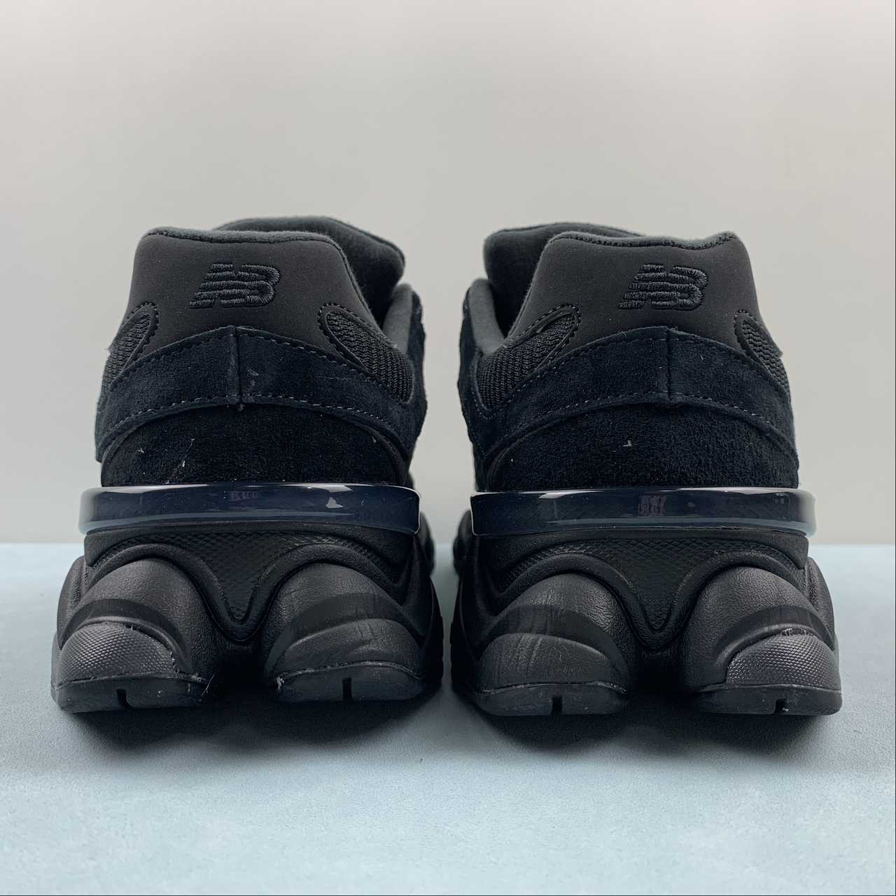 New Balance NB 9060 Triple Black scamosciato