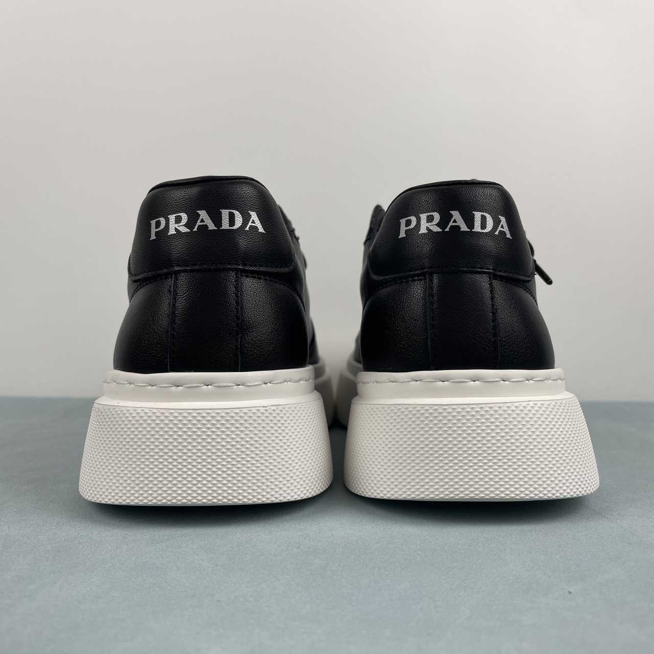 Prada sneakers in pelle con platform nero