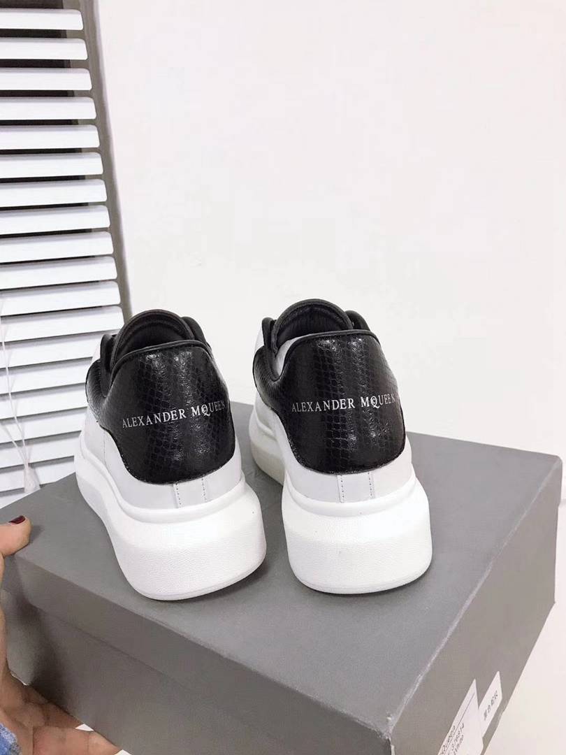 Alexander McQueen sneakers suola oversize bianco inserti neri