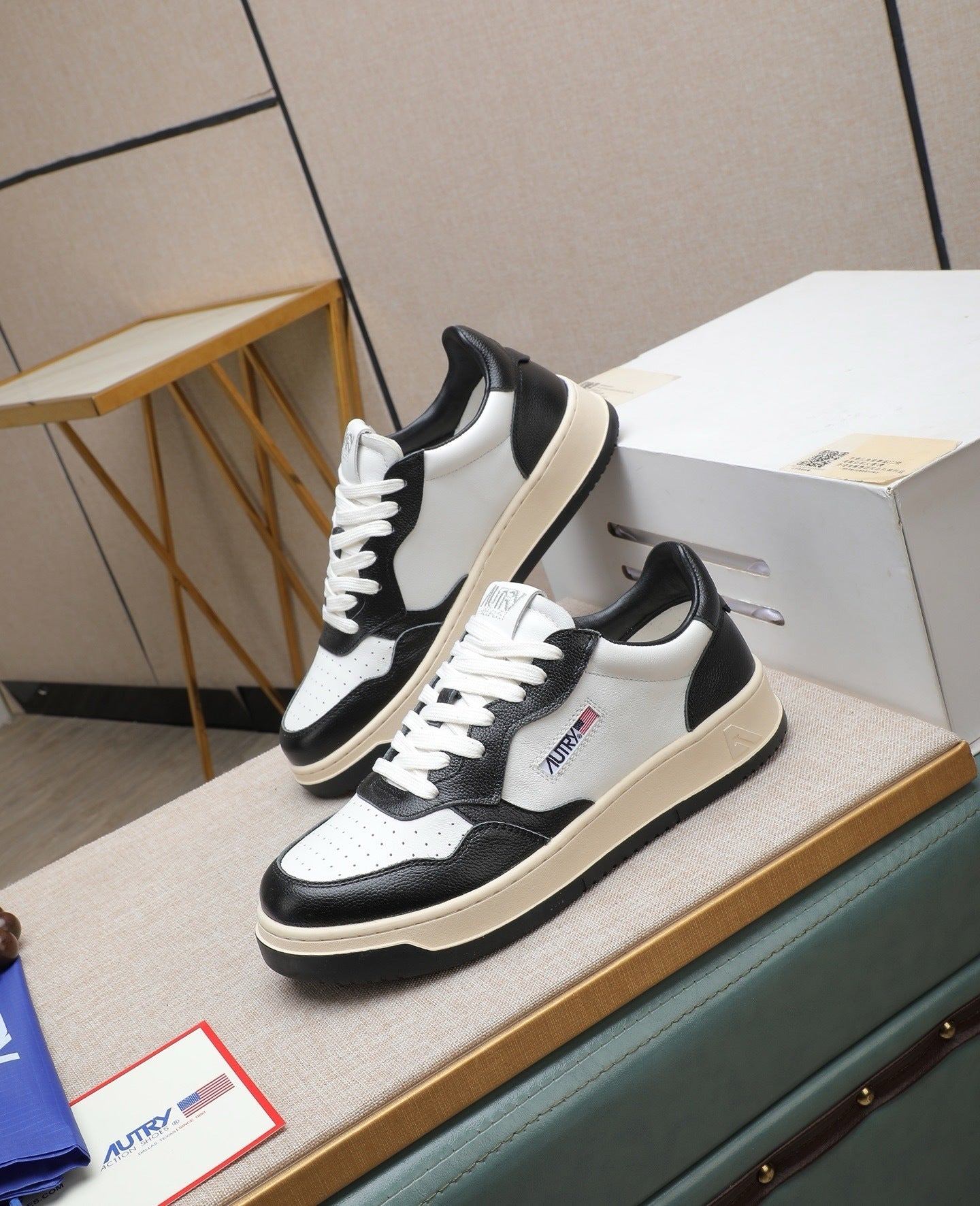Autry Medalist Low sneakers bianco nero - VIBES MILANO