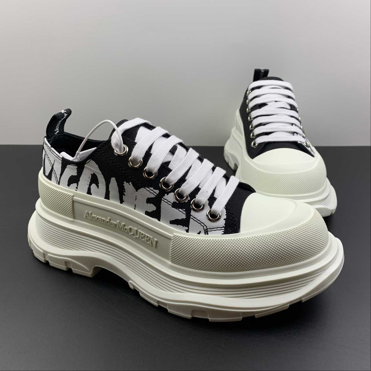 Alexander McQueen Tread Slick sneakers nera bianca