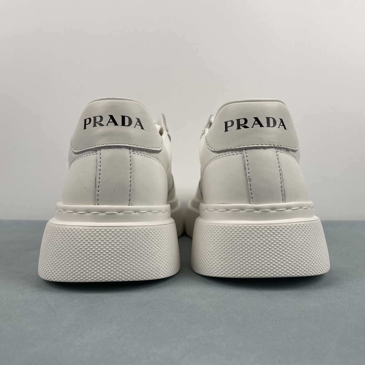Prada sneakers in pelle con platform bianco
