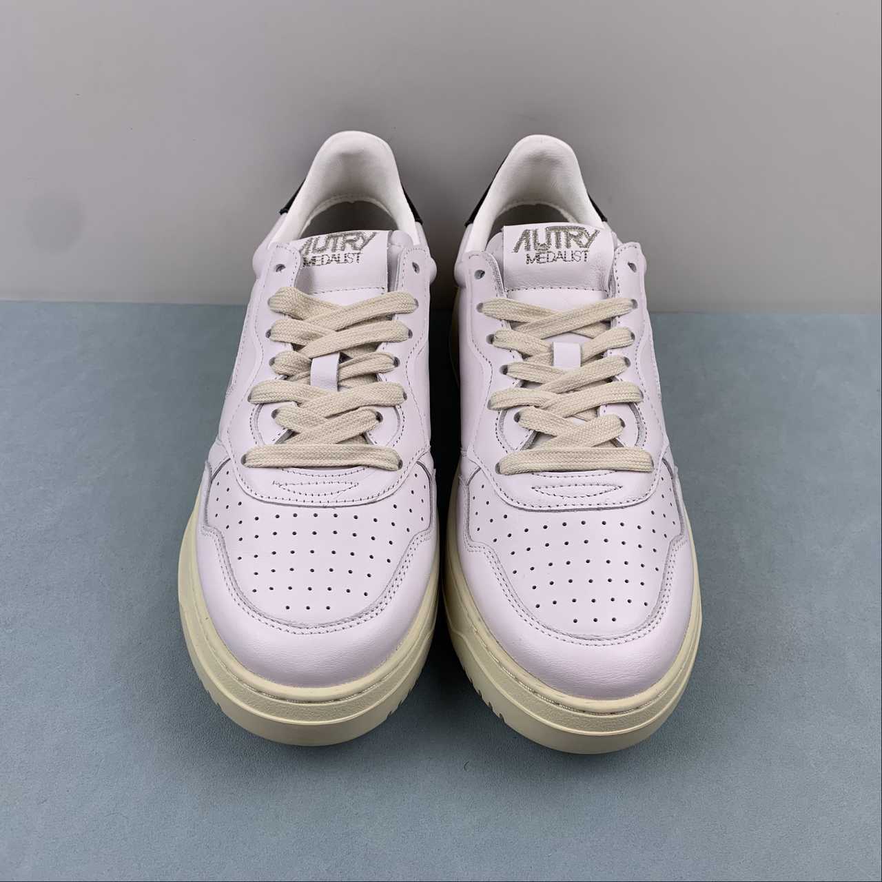 Autry Medalist Low bianca con talloncino nero