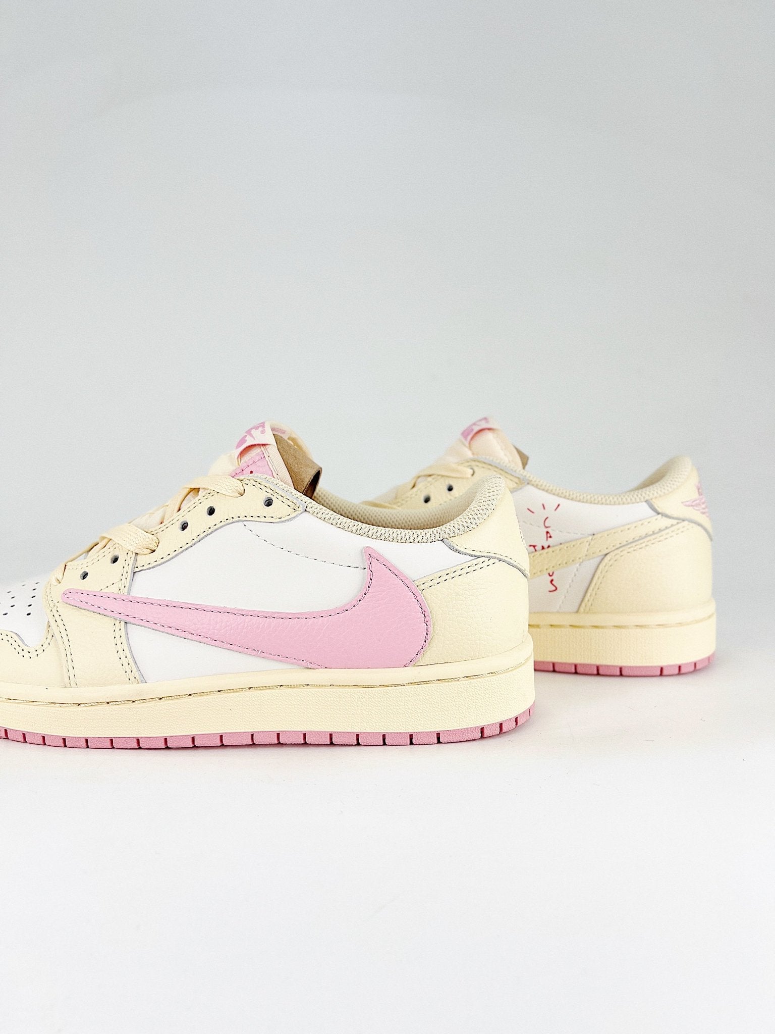 Travis Scott x Air Jordan 1 Low OG Shy Pink - VIBES MILANO