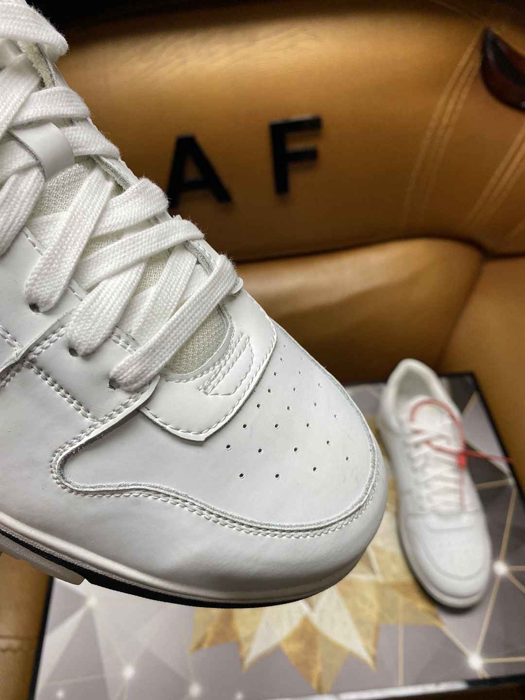 Off-White OOO Out Of Office sneakers in pelle colore bianco con dettaglio nero