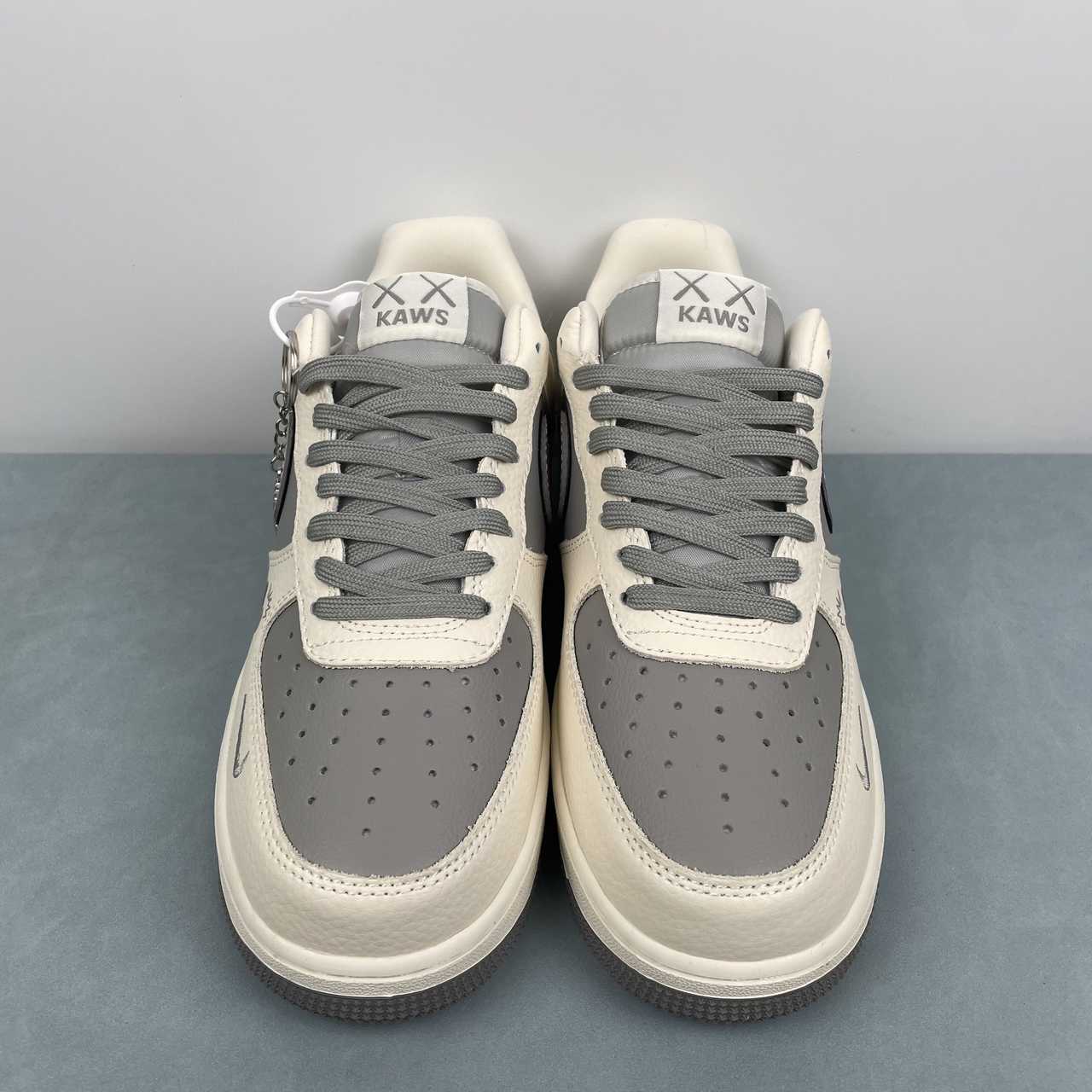 Nike Air Force 1 07 Low x Kaws 01