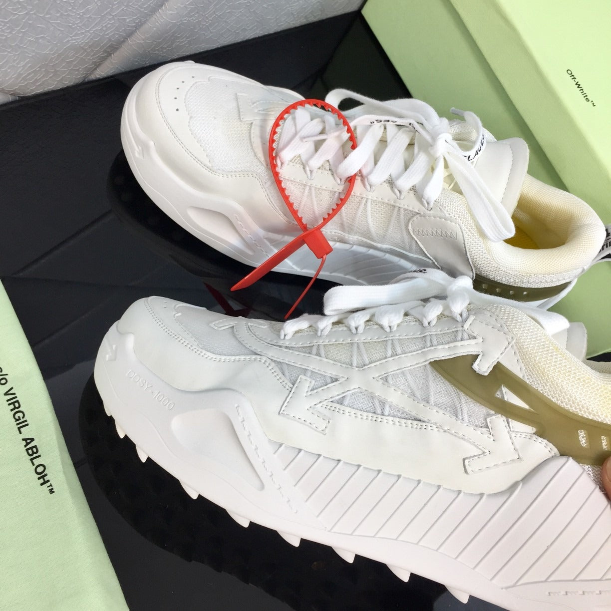 Off-White sneakers in pelle colore bianco con inserto verde