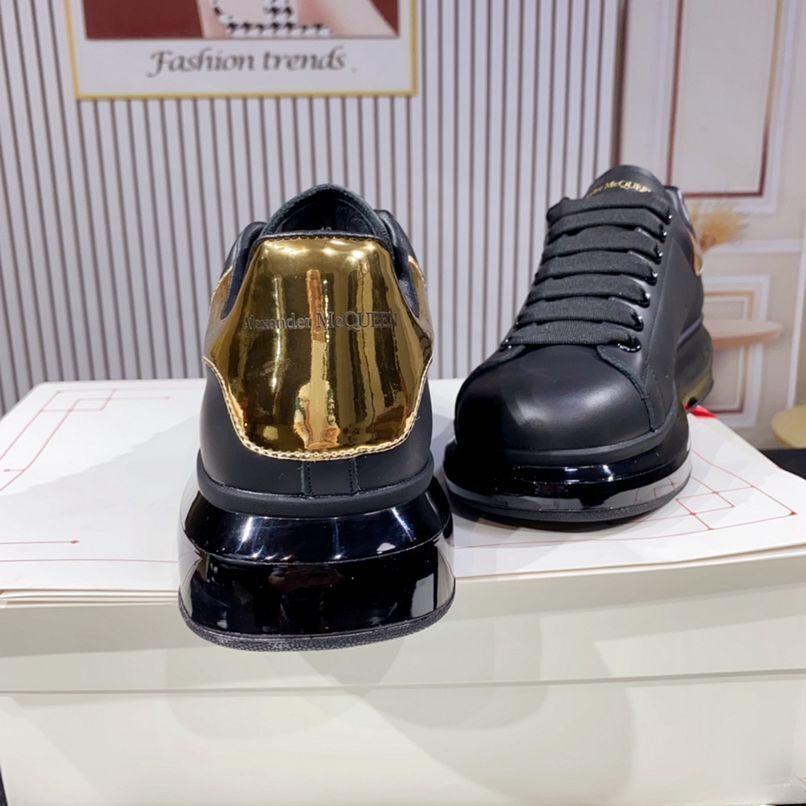Alexander McQueen sneakers suola oversize black con tallone oro