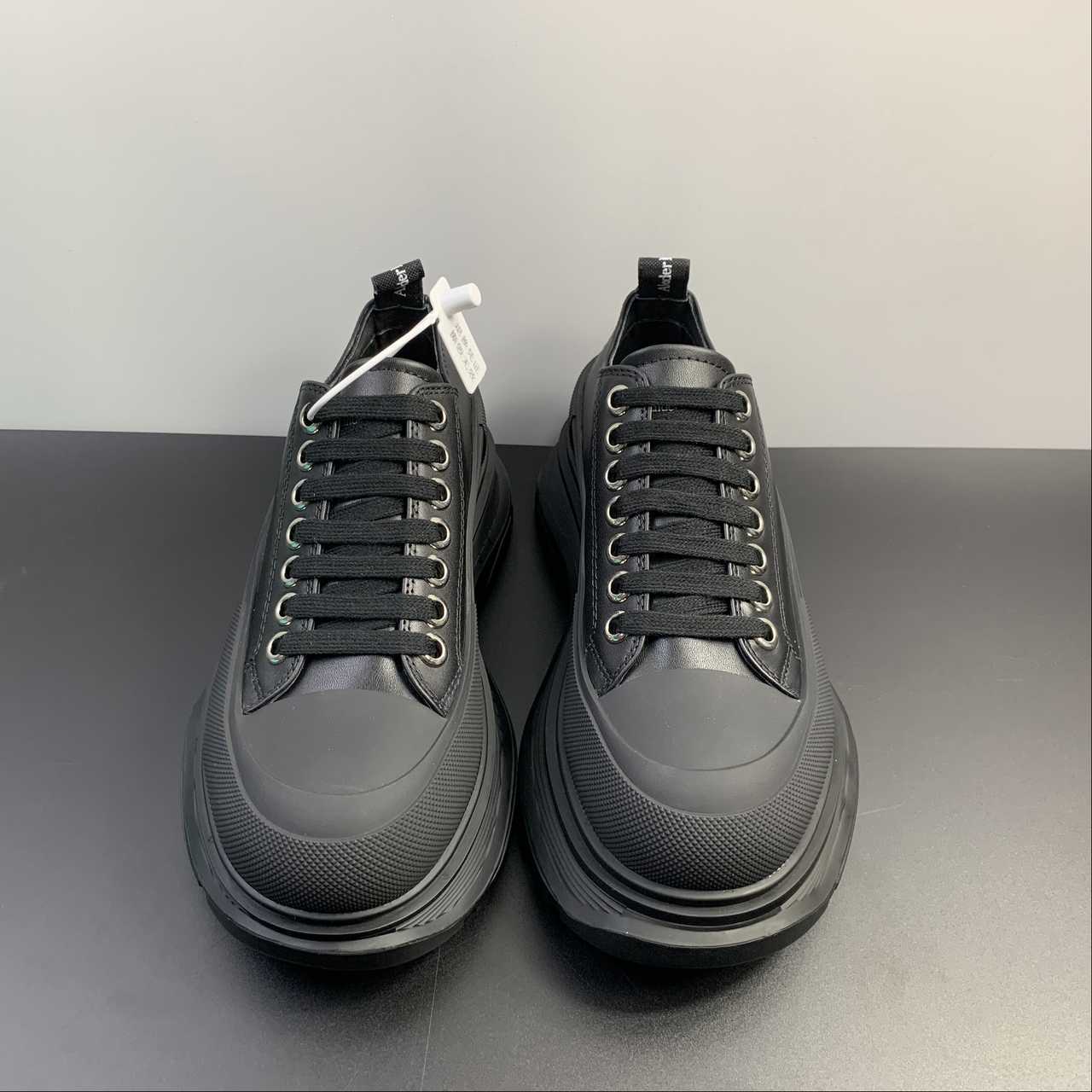 Alexander McQueen Tread Slick sneakers in tela nera con suola oversize in gomma