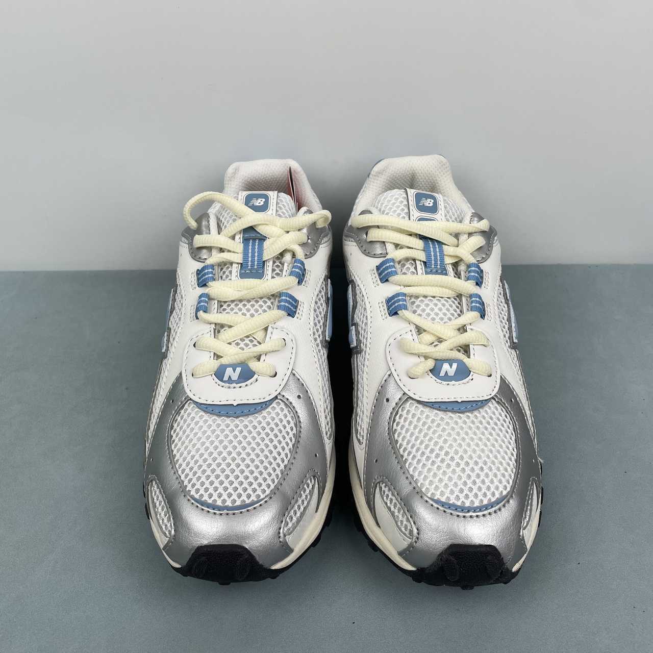 New Balance 204 L Silver Metallic Sky