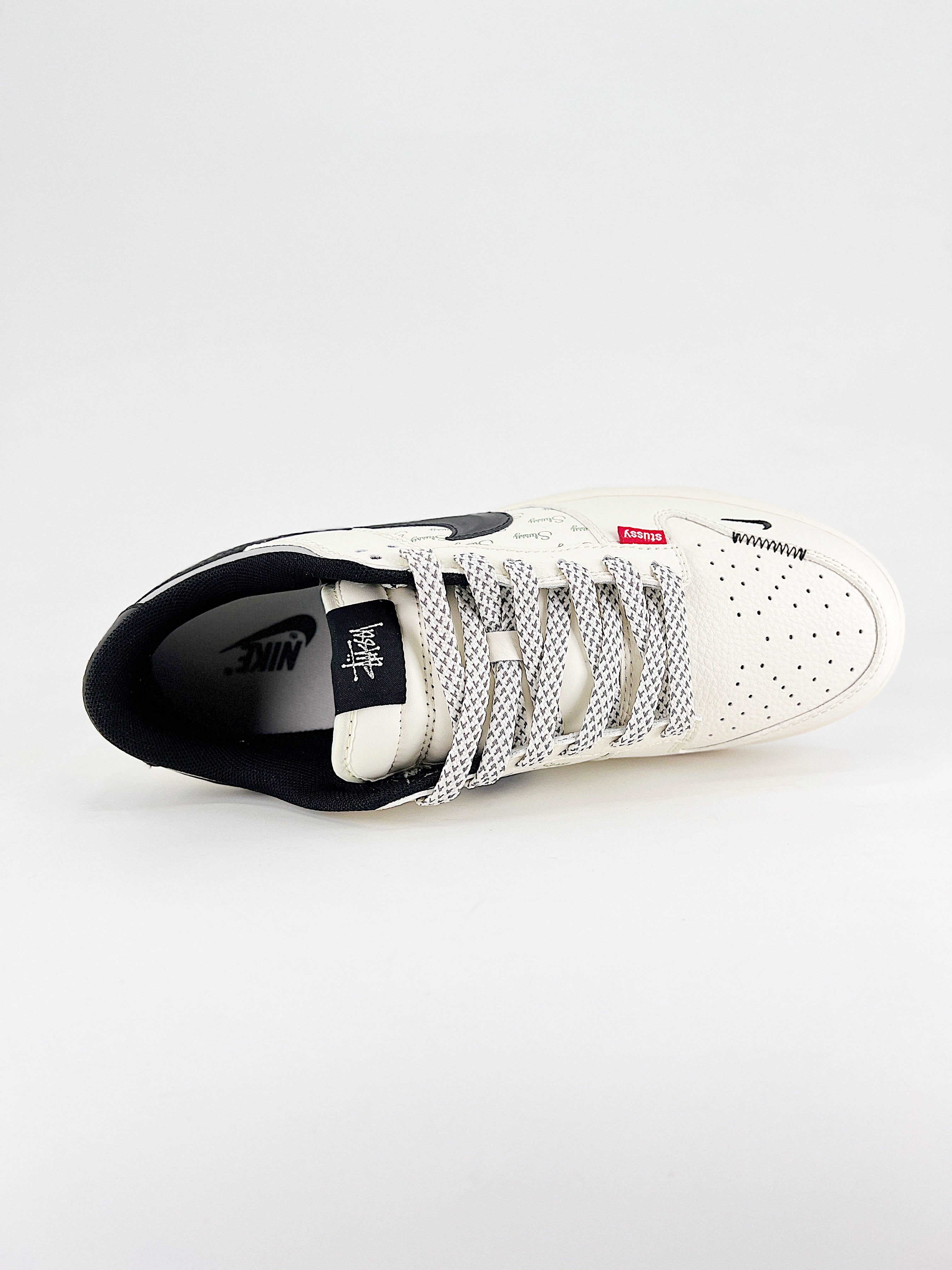 Nike New Dunk SB Low mod. Stussy bianco