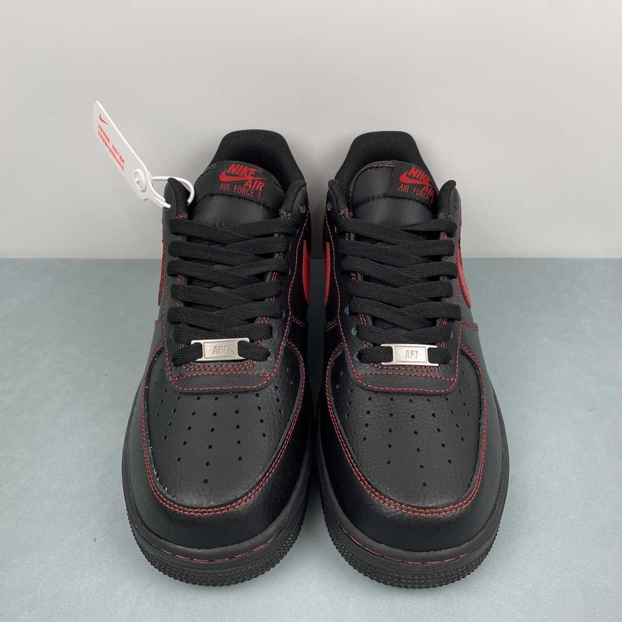Nike Air Force 1 ’07 Low LV8  Black e University Red "BRED"