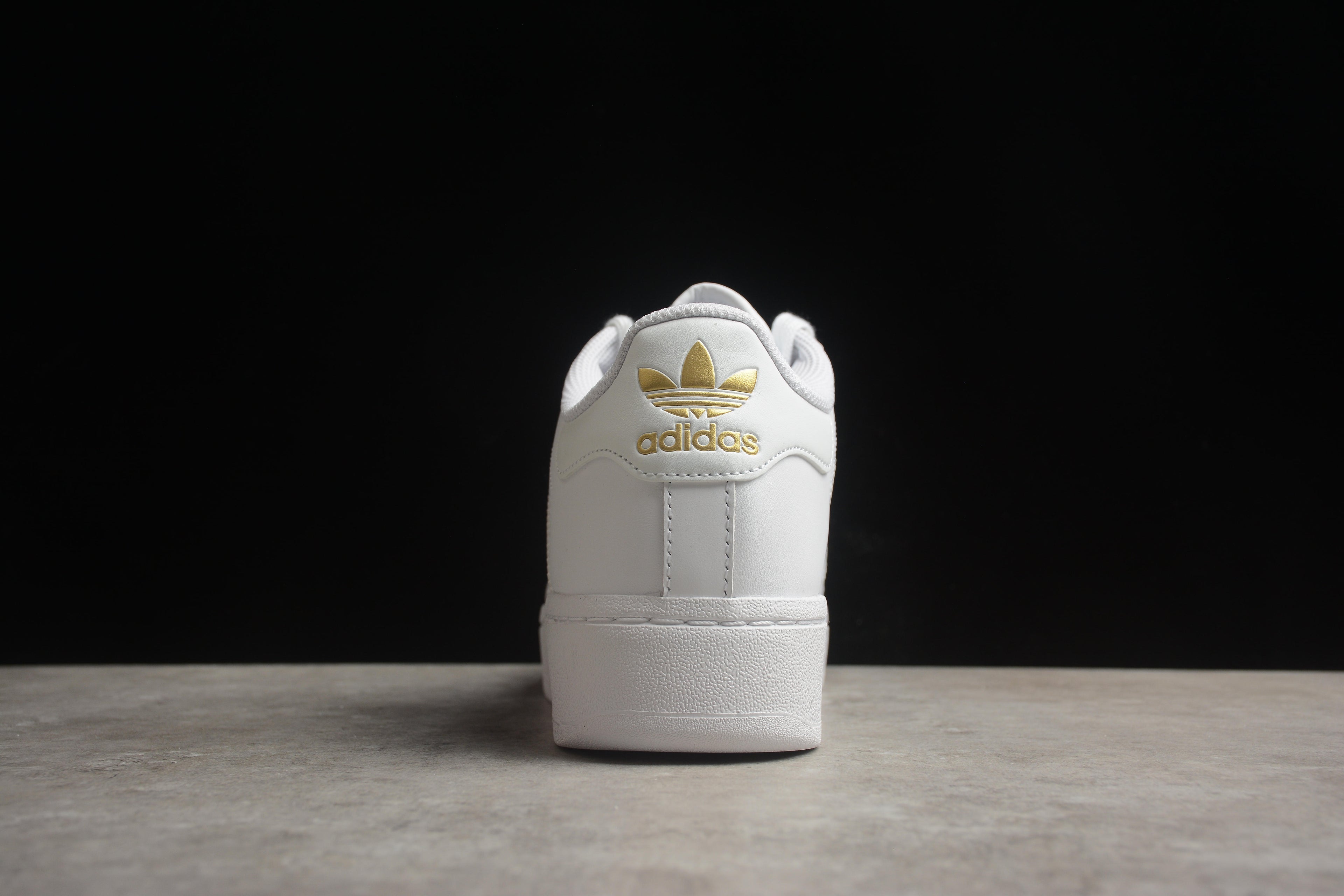 Adidas Originals Superstar XLG (non destinata al mercato italiano)