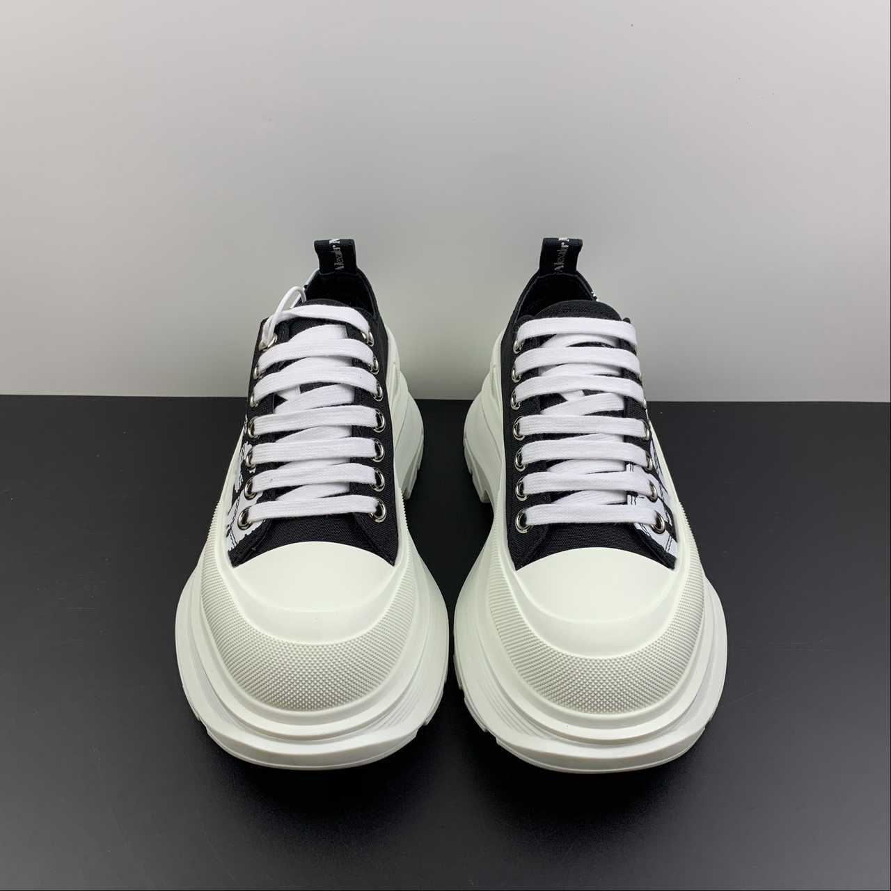 Alexander McQueen Tread Slick sneakers nera bianca