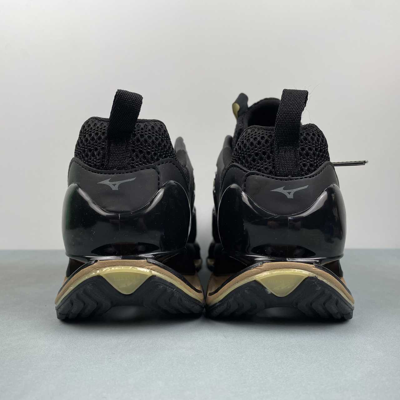 Mizuno Wave Prophecy sneakers nero gold