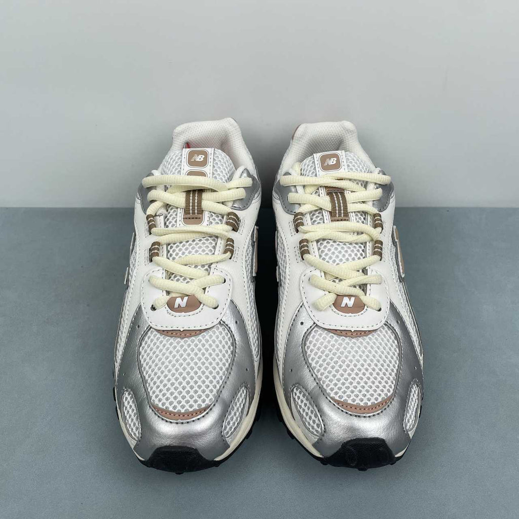 New Balance 204 L Silver Metallic Flat Taupe