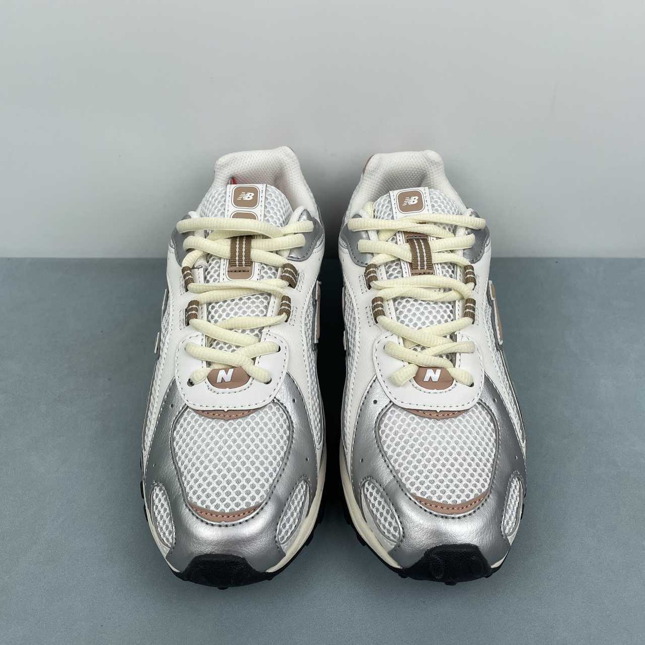 New Balance 204 L Silver Metallic Flat Taupe