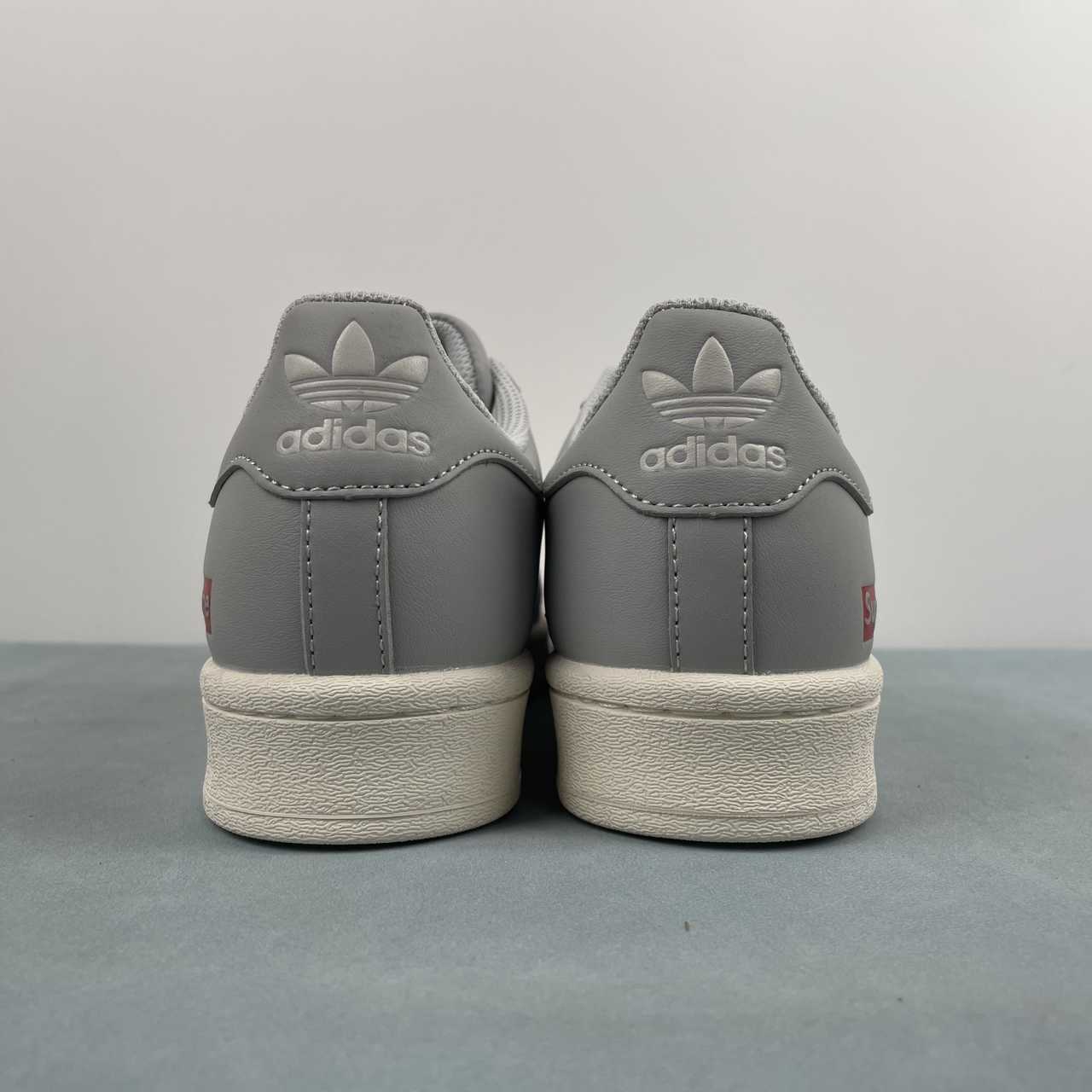 Adidas Originals Superstar grigio mod. Supreme (destinato al mercato estero)