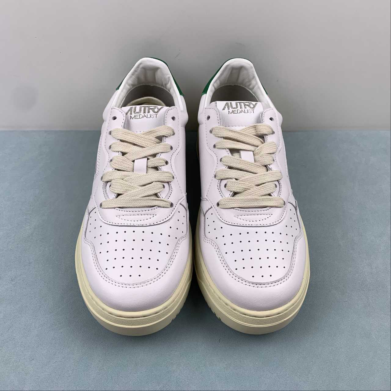 Autry Medalist Low bianca con talloncino verde