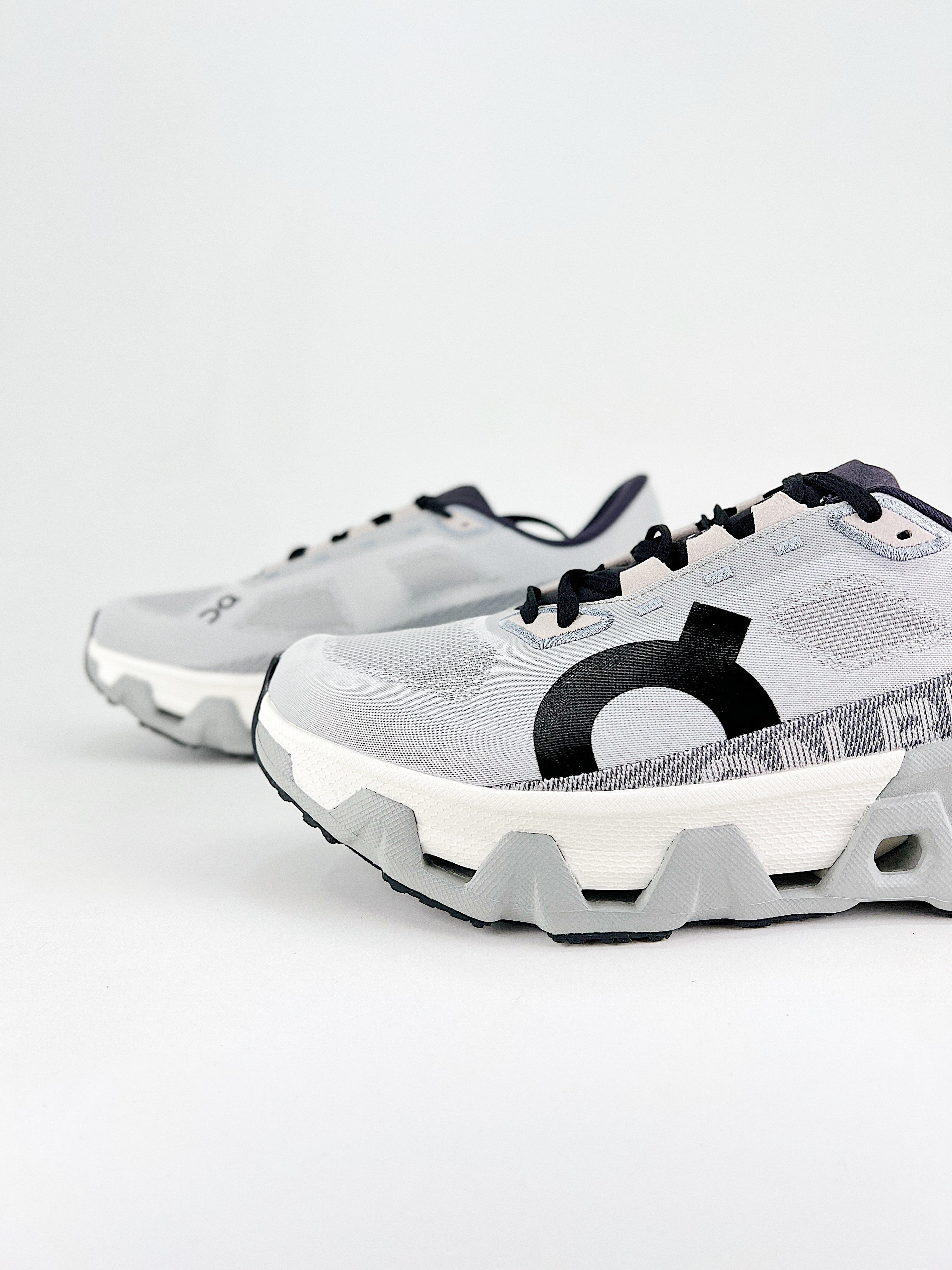 On Cloud Running Cloudmonster Hyper Glacier Ivory