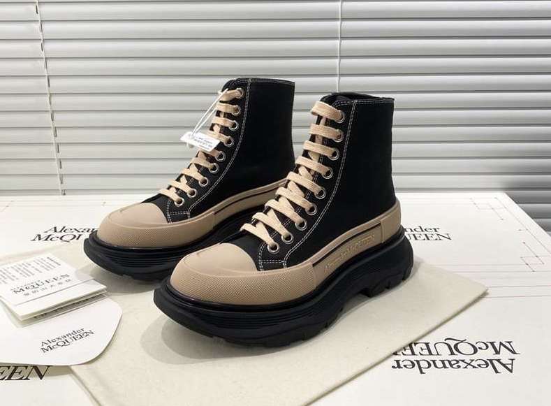 Alexander McQueen stivali tread Slick nero e rosa cipria