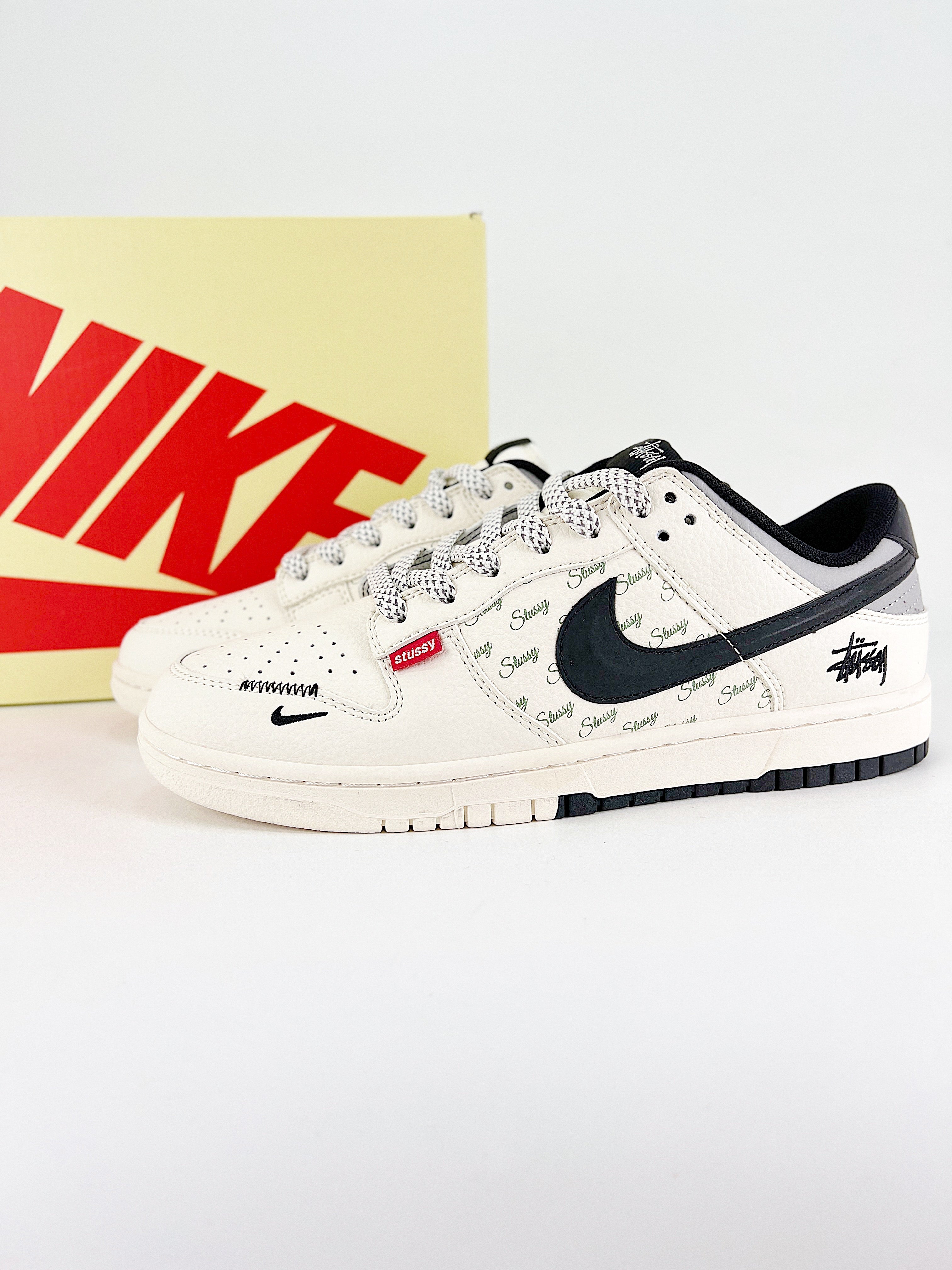 Nike New Dunk SB Low mod. Stussy bianco