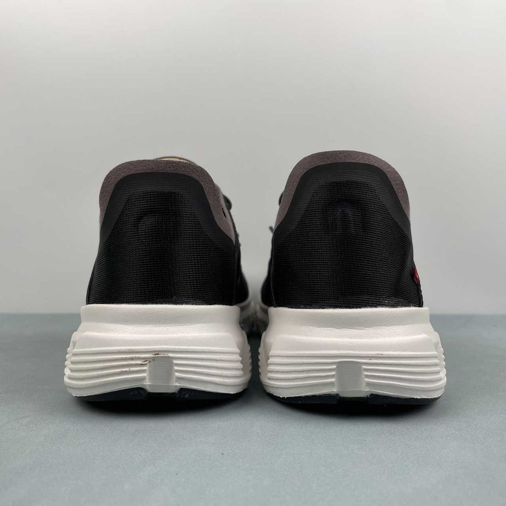 On Cloud 6 Coast sneakers da running e streetwear nero bianco - VIBES MILANO