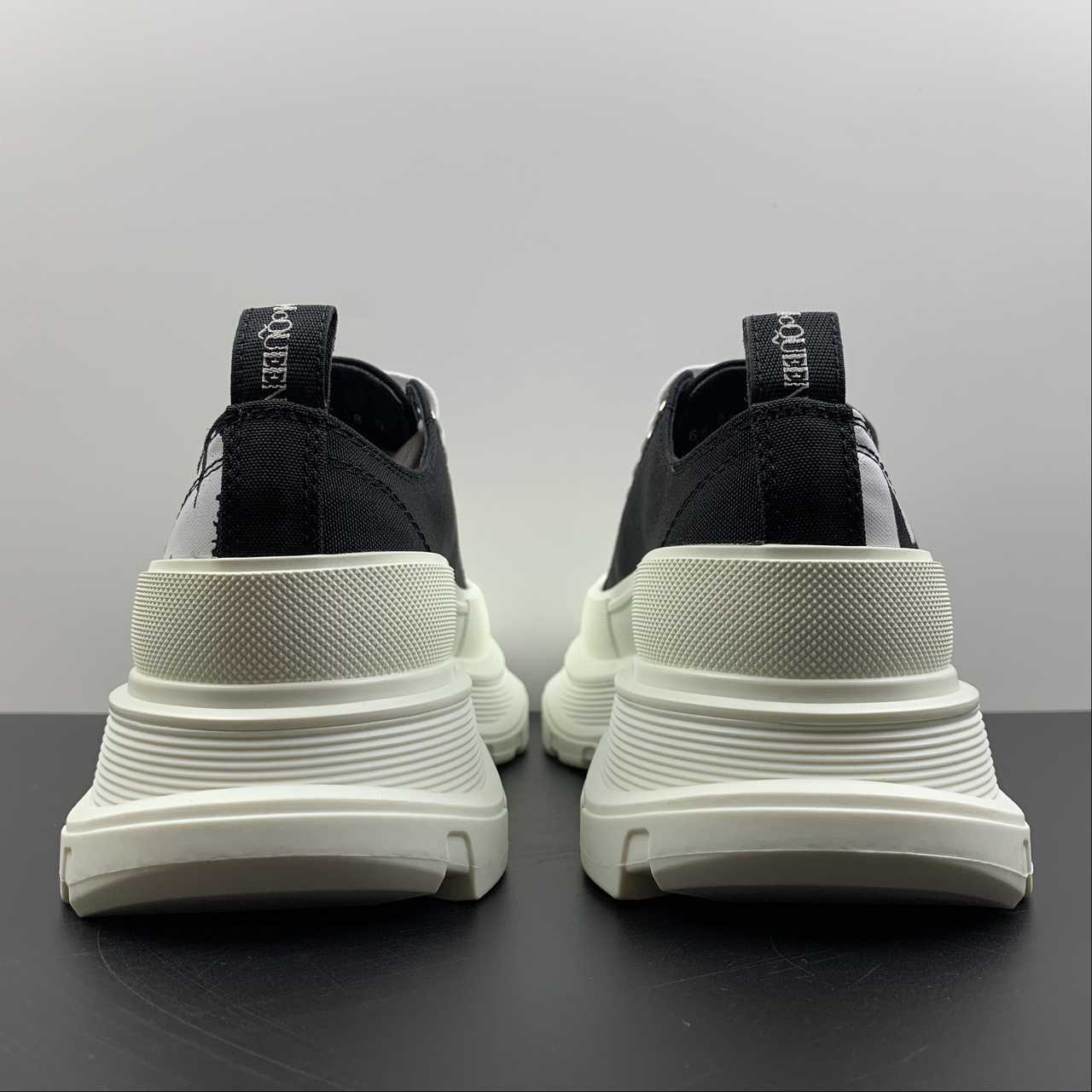 Alexander McQueen Tread Slick sneakers nera bianca