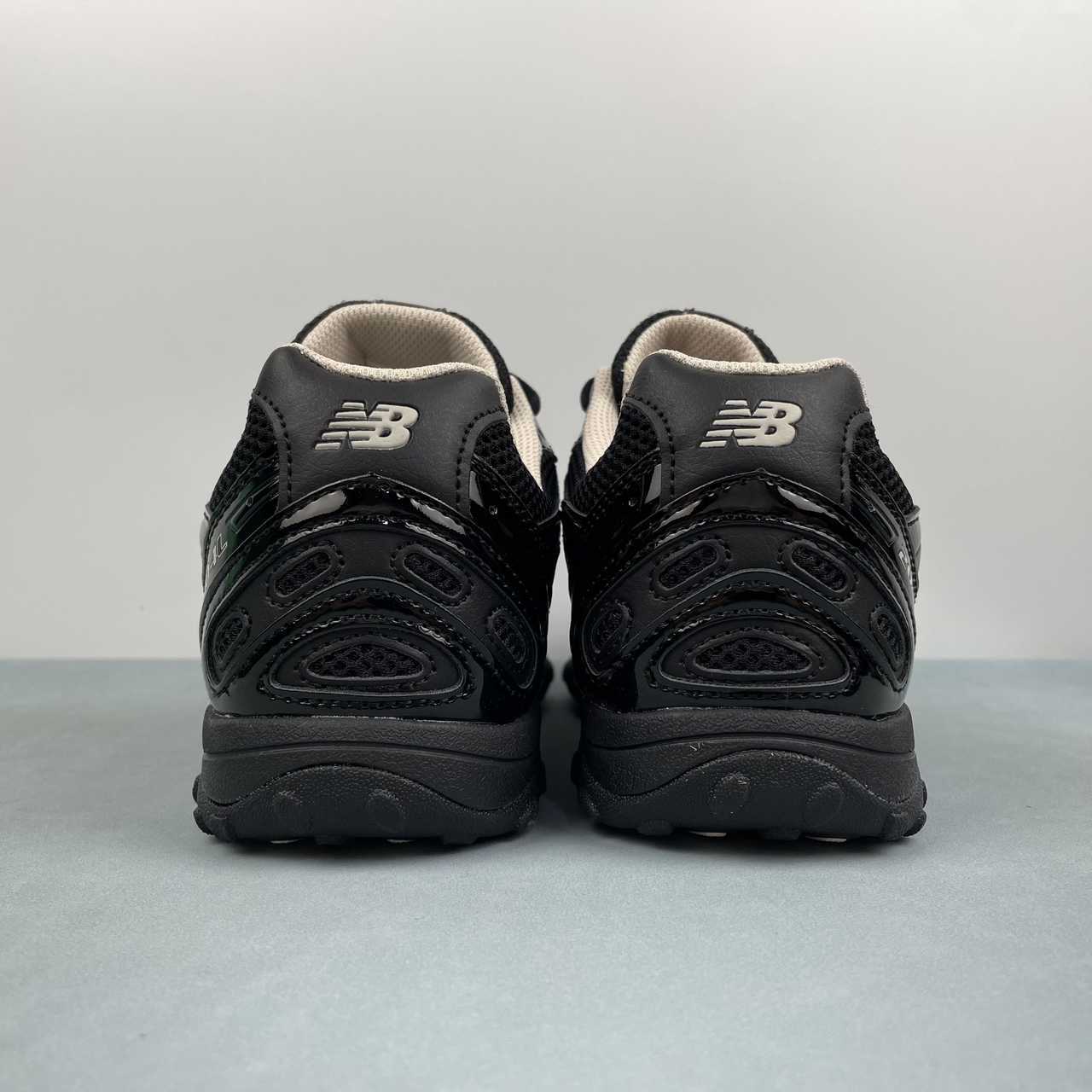 New Balance 204 L Black Timberwolf