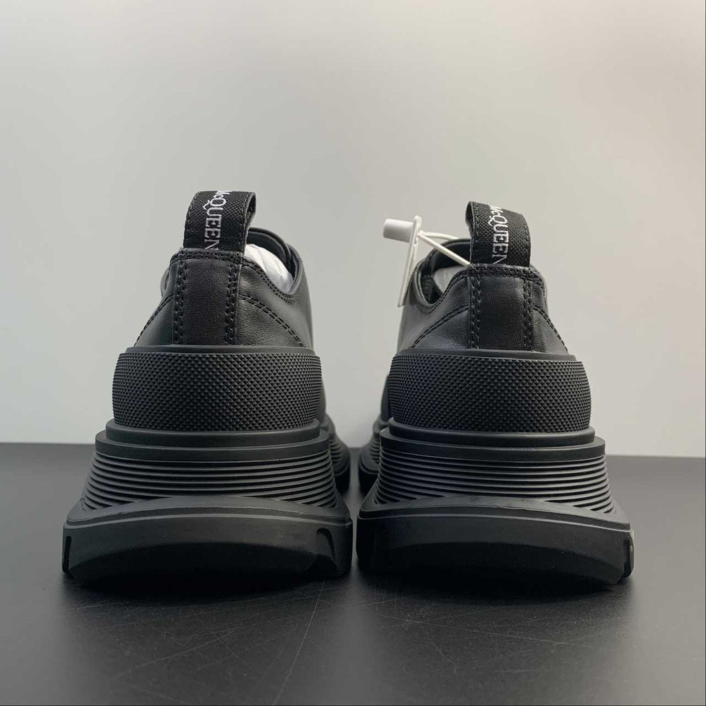 Alexander McQueen Tread Slick sneakers in tela nera con suola oversize in gomma
