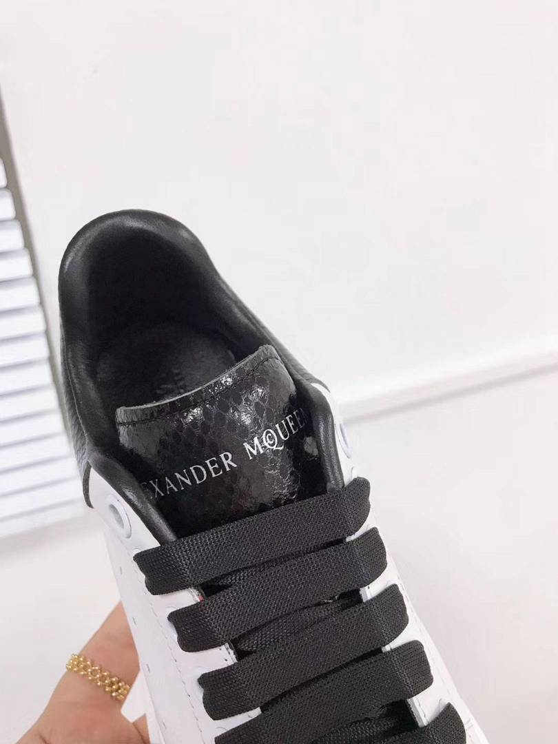 Alexander McQueen sneakers suola oversize bianco inserti neri