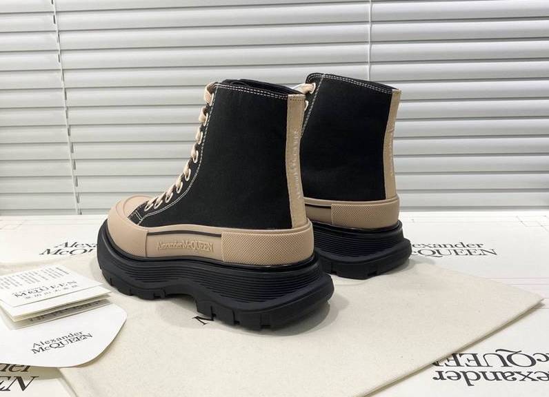 Alexander McQueen stivali tread Slick nero e rosa cipria