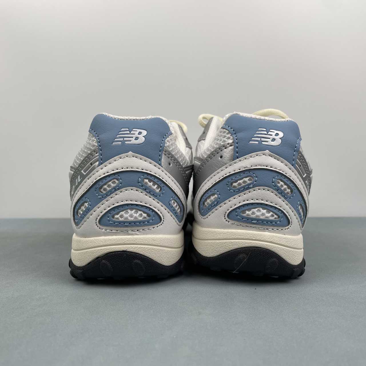 New Balance 204 L Silver Metallic Sky