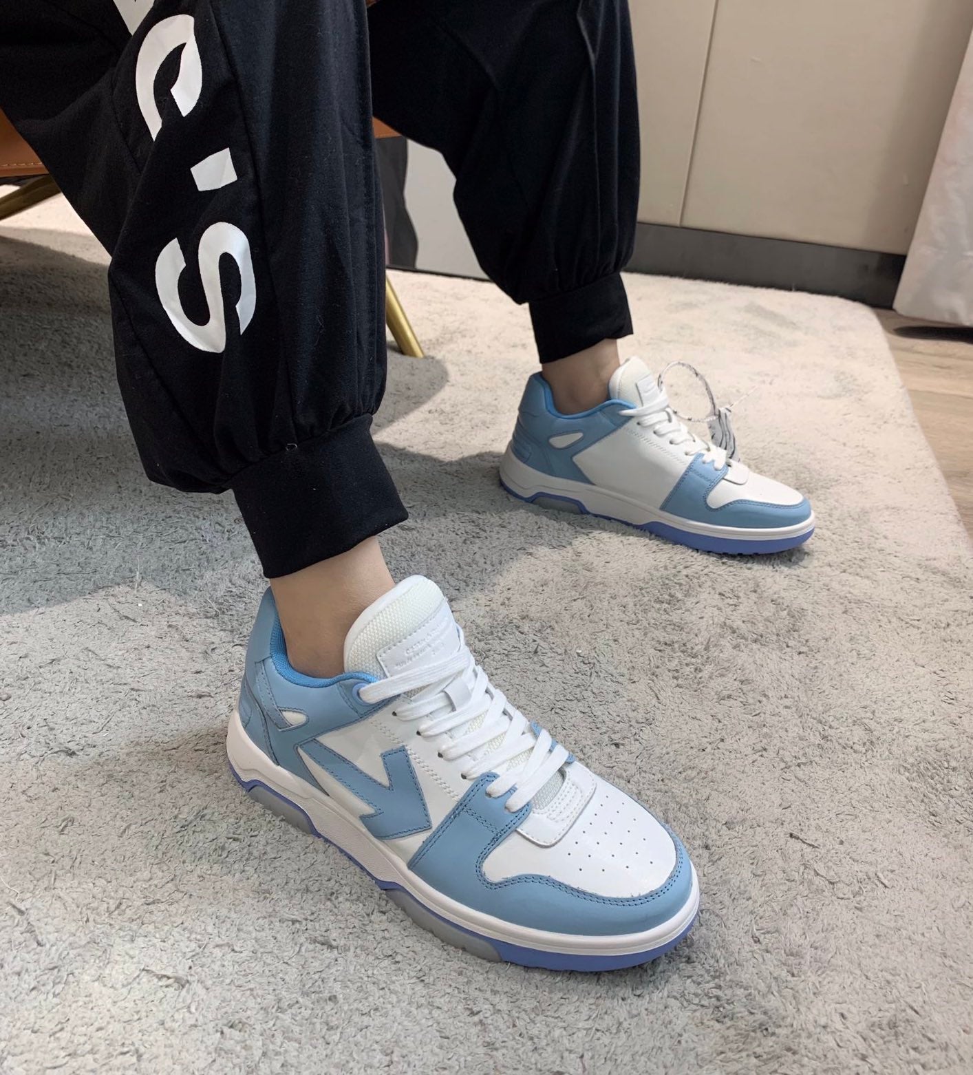 Off-White OOO Out Of Office sneakers in pelle colore celeste e bianco