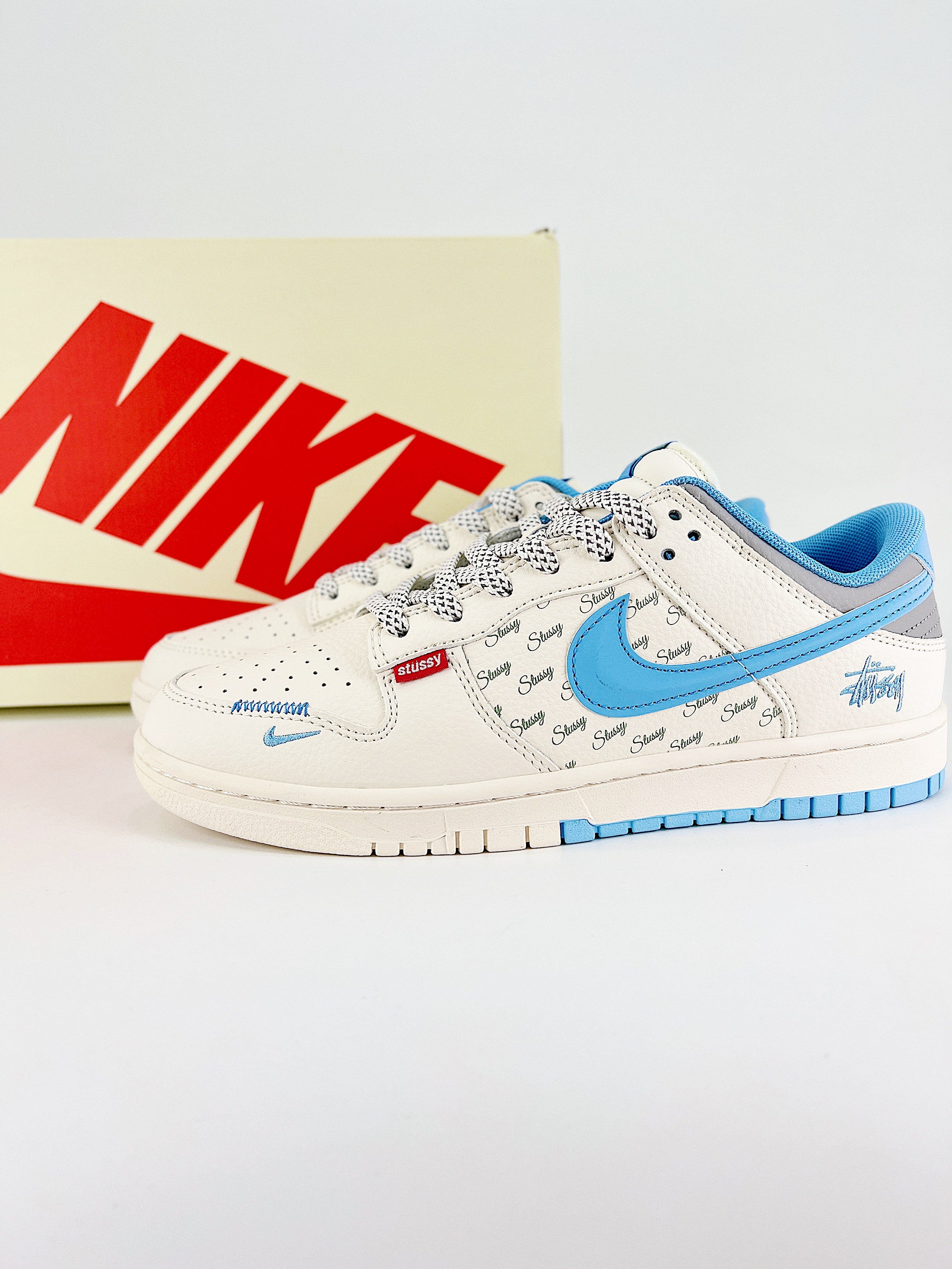 Nike New Dunk SB Low mod. Stussy celeste