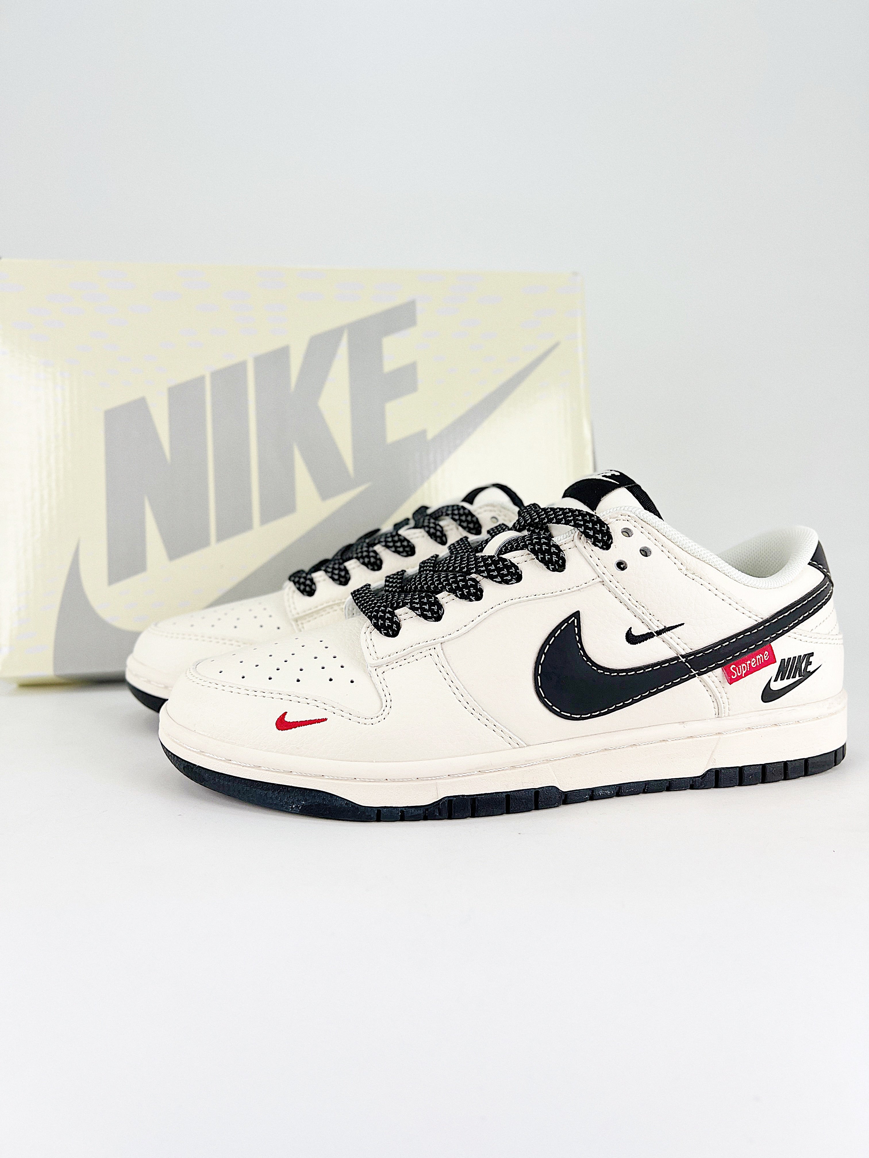 Nike New Dunk SB Supreme bianco