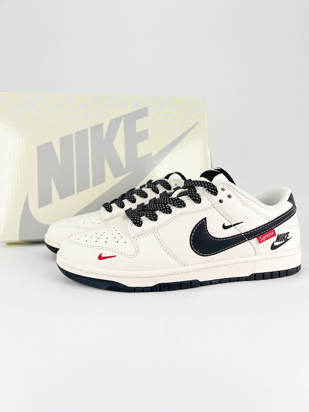 Nike New Dunk SB Supreme bianco