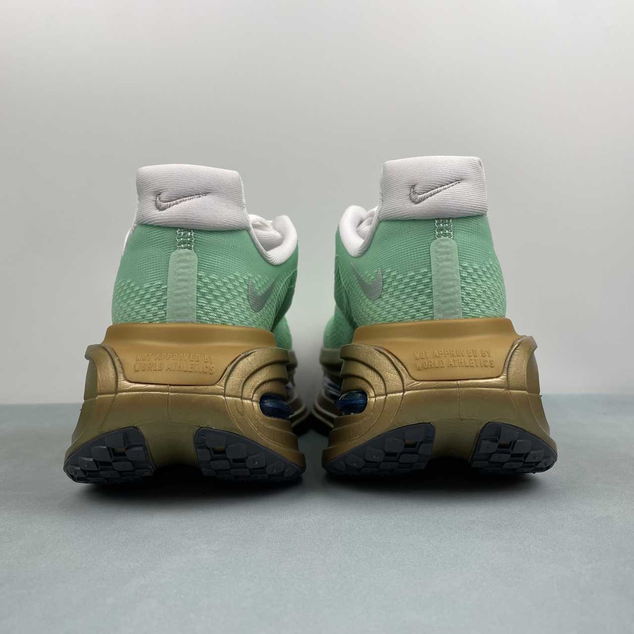 Nike Vomero Premium light green gold
